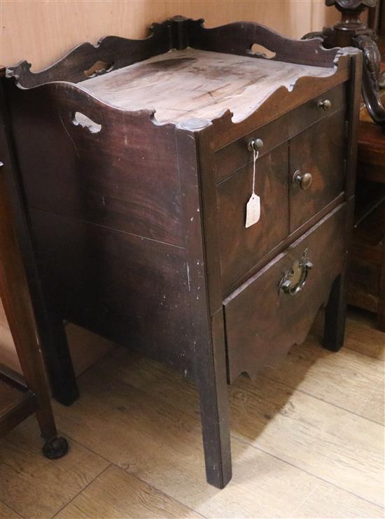 A Georgian commode W.53cm